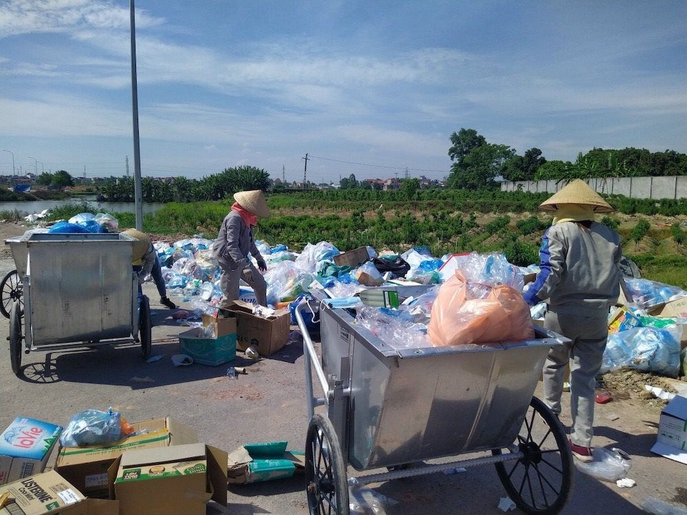 Dưới điều kiện thời tiết nắng nóng của mùa hè hơn 40 độ C, các công nhân vệ sinh môi trường vẫn phải làm việc để rác thải không tồn đọng và môi trường luôn sạch sẽ