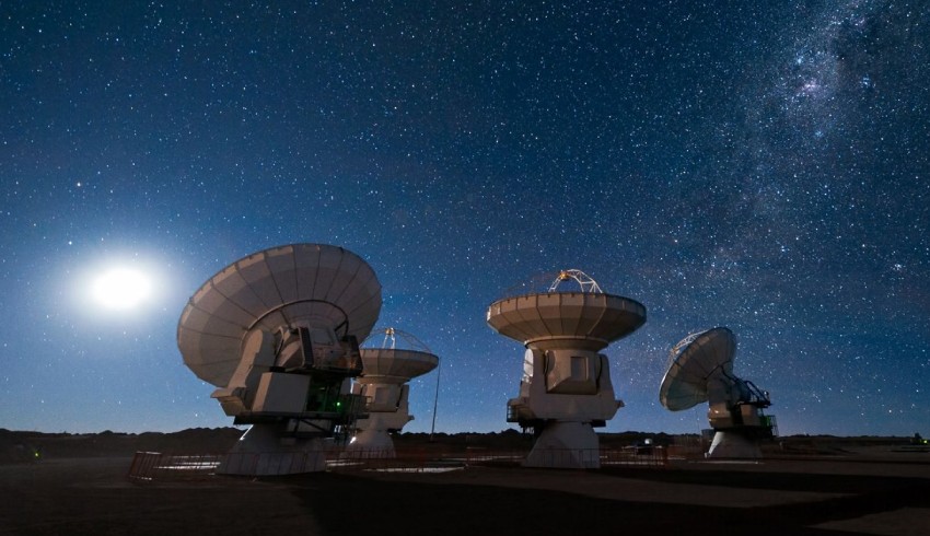 Một thách thức về công nghệ đối với kính viễn vọng vô tuyến đó là nhiễu tần số vô tuyến